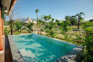 een zwembad met uitzicht op een resort bij Plenary Khao Kho in Ban Nong Chaeng