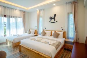 een slaapkamer met 2 bedden in een kamer met ramen bij Plenary Khao Kho in Ban Nong Chaeng +93 foto's
