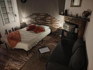 a living room with a bed and a couch at A l'étoile du soir in Nançay +19 photos