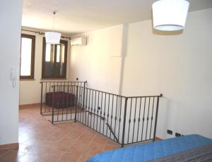 カルロフォルテにあるTerramiaの青いベッドが備わる階段付きの部屋