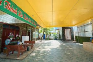 ein Restaurant mit einem Schild an der Seite eines Gebäudes in der Unterkunft Bắc Ninh Nhà Nghỉ Hà Thành - 北宁河城賓館 in Bắc Ninh