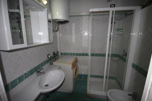 カルロフォルテにあるTerramiaのバスルーム(シャワー、トイレ、シンク付)