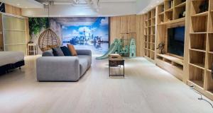 uma sala de estar com um sofá e um escorrega em Hotel Mapp em Taichung
