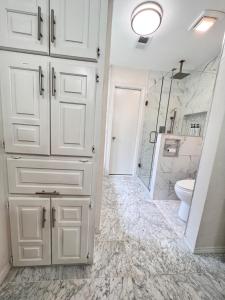 un bagno con un water e un lavandino di Private Room in Carrollton a Carrollton