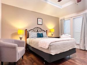 una camera da letto con un letto grande e una sedia di Private Room in Carrollton a Carrollton