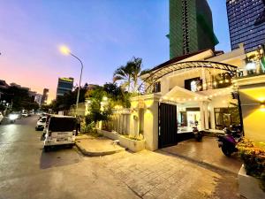 een gebouw aan een straat met een busje erbuiten geparkeerd bij SKY MANSION - Heritage Khmer House in Phnom Penh +64 foto's