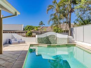 ein Swimmingpool im Hinterhof eines Hauses in der Unterkunft Cabarita Barefoot Beach House in Cabarita Beach