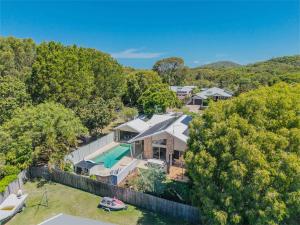 Luftaufnahme eines Hauses mit Swimmingpool in der Unterkunft Cabarita Barefoot Beach House in Cabarita Beach