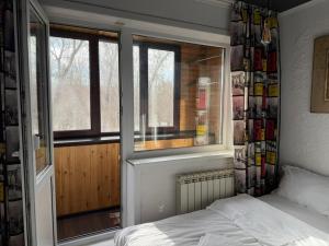 En eller flere senge i et værelse på Комфортные апартаменты Ак Чокина 99 Apartment on Ak Chokin 99