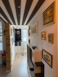 Et tv og/eller underholdning på Комфортные апартаменты Ак Чокина 99 Apartment on Ak Chokin 99