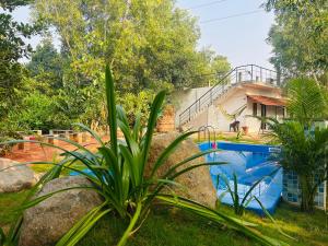 een huis met een zwembad in een tuin bij Cozy haven in Auroville +67 foto's