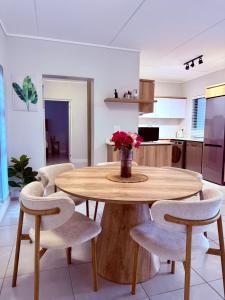 een keuken met een houten tafel en een aantal stoelen bij Ballito Hills Unit 1001 in Ballito
