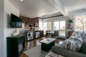 Nhà bếp/bếp nhỏ tại Condo Resort - Gondola 4 min walk -Terrace +34 ảnh