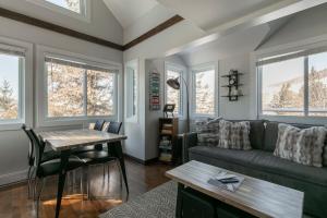 Khu vực ghế ngồi tại Condo Resort - Gondola 4 min walk -Terrace