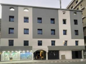 Tòa nhà nơi căn hộ tọa lạc +2 ảnh