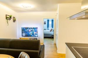 Et tv og/eller underholdning på Jasminkas Host 3 - Stadtwohnung mit Küche & gratis Parkplatz