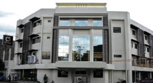巴科洛德GT Hotel Bacolod的街道上有很多窗户的建筑
