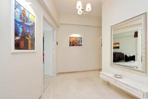 przedpokój z dużym lustrem i salon w obiekcie Oksana's Bernadette Apartment w Rzymie