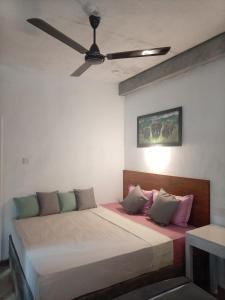 En eller flere senge i et værelse på Agora Villa and Curry Hut