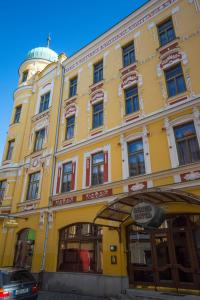 un edificio amarillo con una cúpula encima en Grandhotel Garni, en Jihlava