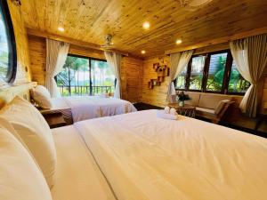 En eller flere senge i et værelse på The Lake Hill Farm Tà Đùng + 49 billeder