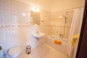 Koupelna v ubytování Grandhotel Garni