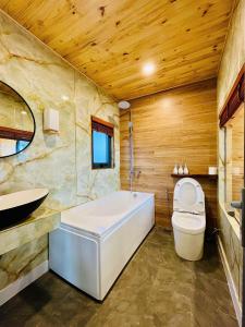 Et badeværelse på The Lake Hill Farm Tà Đùng