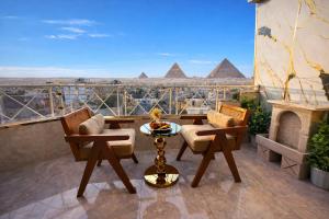 een balkon met uitzicht op de piramides bij Zoom Pyramids View inn in Caïro