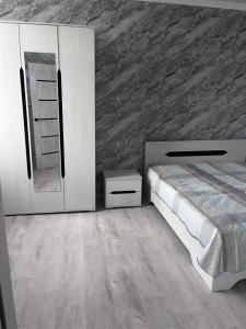 Giường trong phòng chung tại Квартира в центре Балхаш