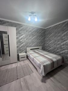 Giường trong phòng chung tại Квартира в центре Балхаш