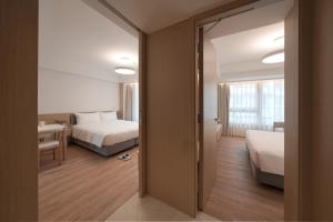 En eller flere senge i et værelse på Stage Well Hotel + 29 billeder