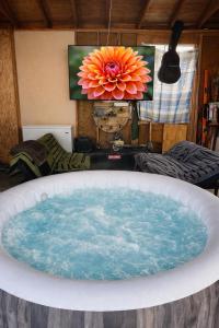 Ảnh trong thư viện ảnh của Cozy RV Oasis Farm Stay with Hot Tub Free WiFi and Coffee 5 Min to Adventist Health and Redbud Park ở Clearlake