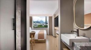 Ένα ή περισσότερα κρεβάτια σε δωμάτιο στο Immersing Hotel Guilin Two Rivers and Four Lakes Dongxi Alley +276 φωτογραφίες