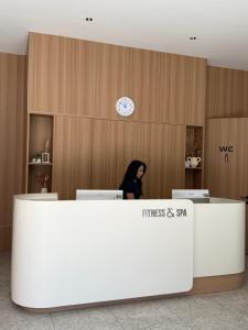 une femme assise à un comptoir dans un bureau dans l'établissement Ugam revers Apartments, à Khumson 16 autres photos