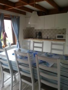 een keuken met een tafel en twee stoelen en een tafel en een keuken bij Ferienhaus Villa-Josefin in De Haan
