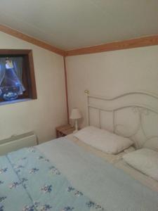 een slaapkamer met een bed met een blauw dekbed bij Ferienhaus Villa-Josefin in De Haan