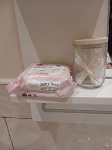 een verpakking van een gevoelig product die op een plank in een koelkast ligt bij PONDEROSA B&B with free onsite parking and breakfast included in Blackpool