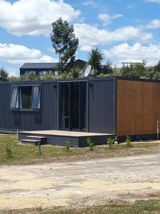 uma casa moderna com um exterior negro em Frogs Hollow em Greytown