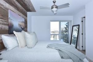 En eller flere senge i et værelse på 2-Level Home - Tremblant Mountain View - Fireplace