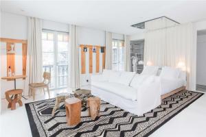 a living room with a white couch and a table at Ha(a)ïtza in Pyla-sur-Mer