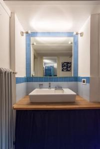 トリノにあるMoleloca - Open Space Parmaのバスルーム(白い洗面台、鏡付)