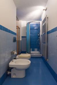 トリノにあるMoleloca - Open Space Parmaの青いバスルーム(トイレ、シャワー付)