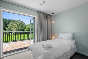 Un dormitorio con una cama y una ventana grande. en HUs - Boutique Venue & Accommodation, en Riverhead 34 fotos más