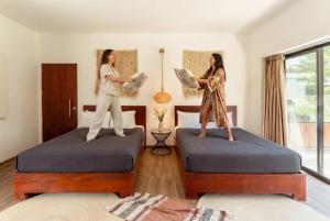 En eller flere senge i et værelse på 18-Bed 9BD Hotel Villa - Pool & Kitchen - Full Concierge