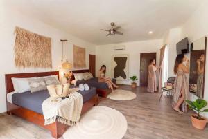 Et opholdsområde på 18-Bed 9BD Hotel Villa - Pool & Kitchen - Full Concierge + 94 billeder