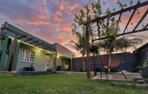a house with a bench in the yard at Hospedaria Caripí in Barcarena
