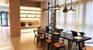 厦门Jinjiang Inn Select Xiamen International Airport的配有黑色桌子和椅子的餐厅