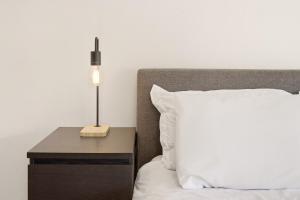 En eller flere senge i et værelse på Hillsdale Affordable Cottage + 1 billede