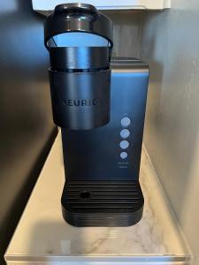 una macchinetta del caffè seduta sopra un tavolo di Private Room in Carrollton a Carrollton