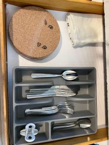 un cassetto con un vassoio di utensili d'argento di Private Room in Carrollton a Carrollton Altre 15 foto